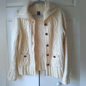 White Sweater ( GAP.  M)